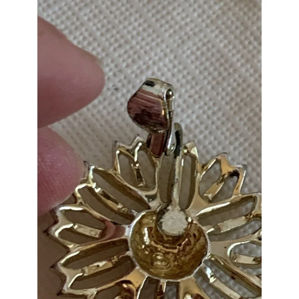Vintage Sarah Coventry Country Daisy Gold Toned Brooch & 3 Earrings set Signed